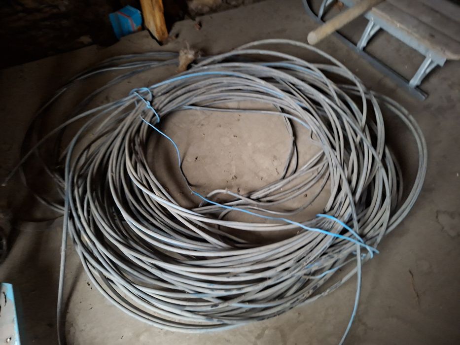 кабель много стоявши