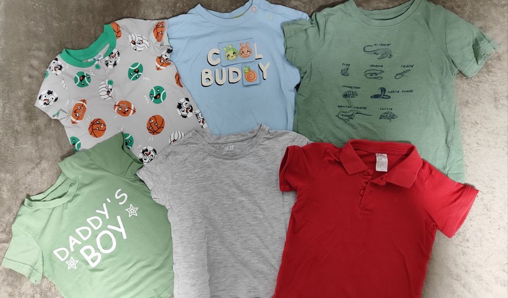 Lot bluză cu mânecă scurtă pentru băiețel, mărimi între 92–98.

În sta