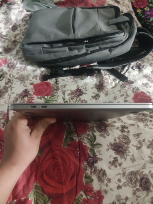 Mackbook 13 pro  8 ga 256 talik