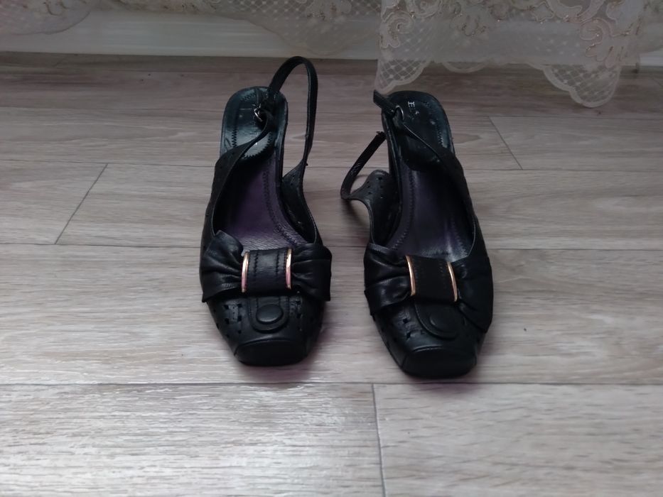 Все женские туфли.