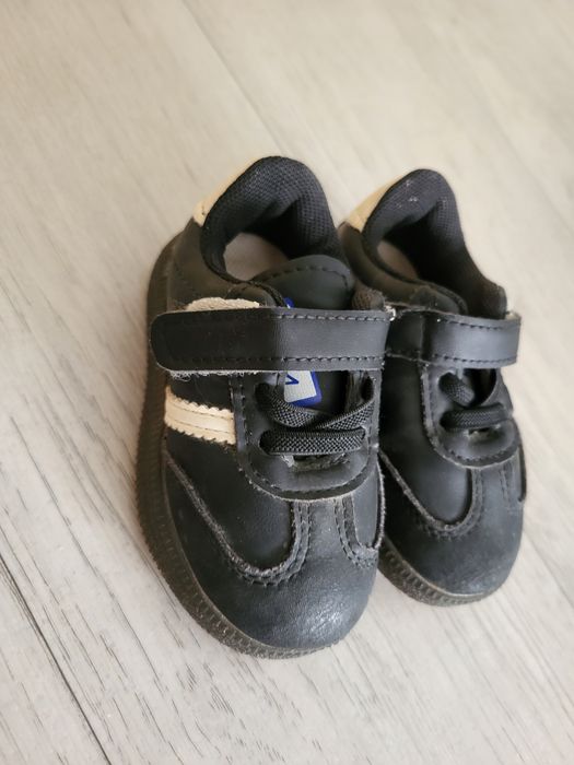 Продам детские кроссовки