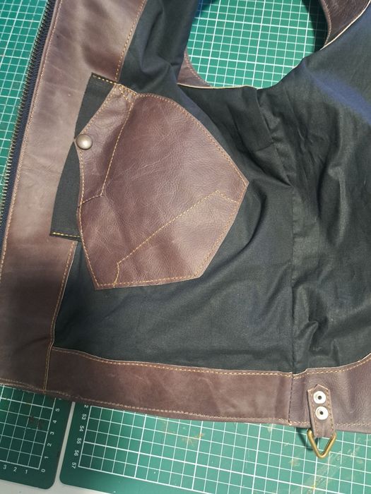 Vand veste piele model moto-rock, pret pe bucata, marime 50-52.