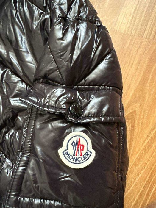 Geaca Moncler cu eticheta (nu Nike, Gucci, Adidas, Balenciaga)