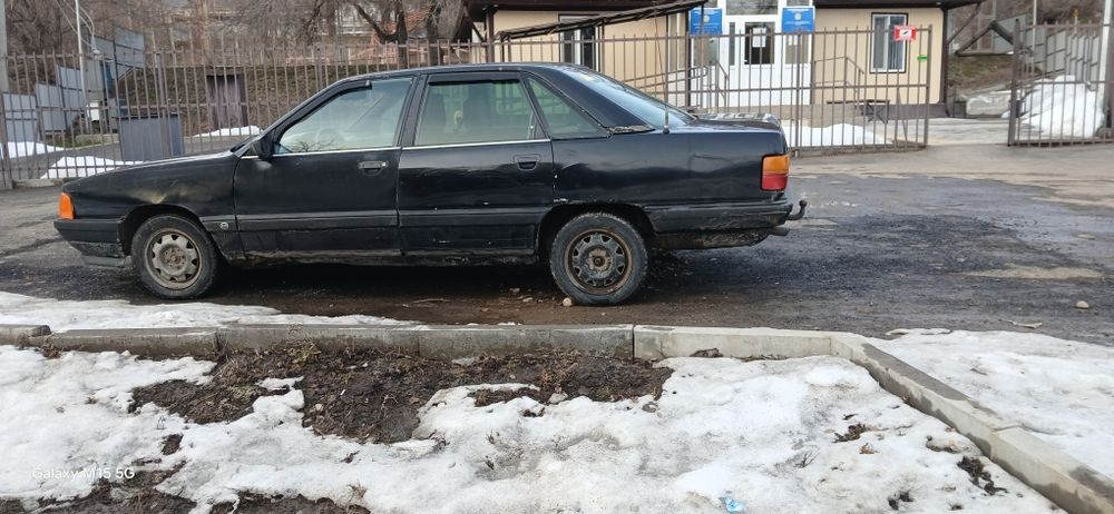 Продам ауди 100 на ходу заводится едит