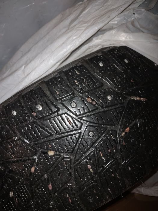 Продам зимние шины с шипами