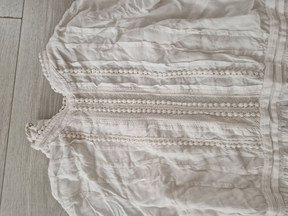 Rochie alba cu detalii