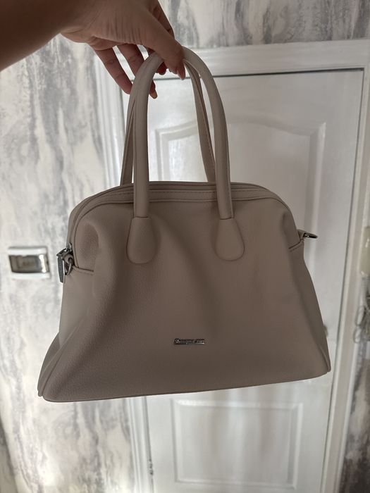 Сумка бочонок, вместительная.