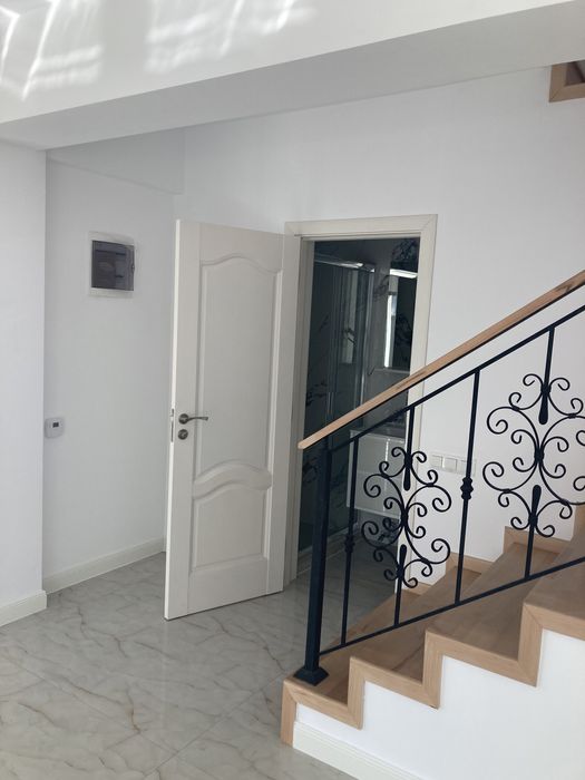 Complex de 5 case central langa primarie Magurele sau schimb.