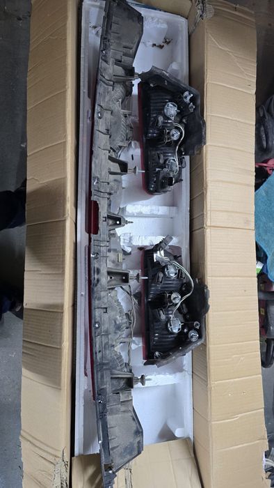 Отигинални фарове и стопове за Dodge Challenger 2009-2020