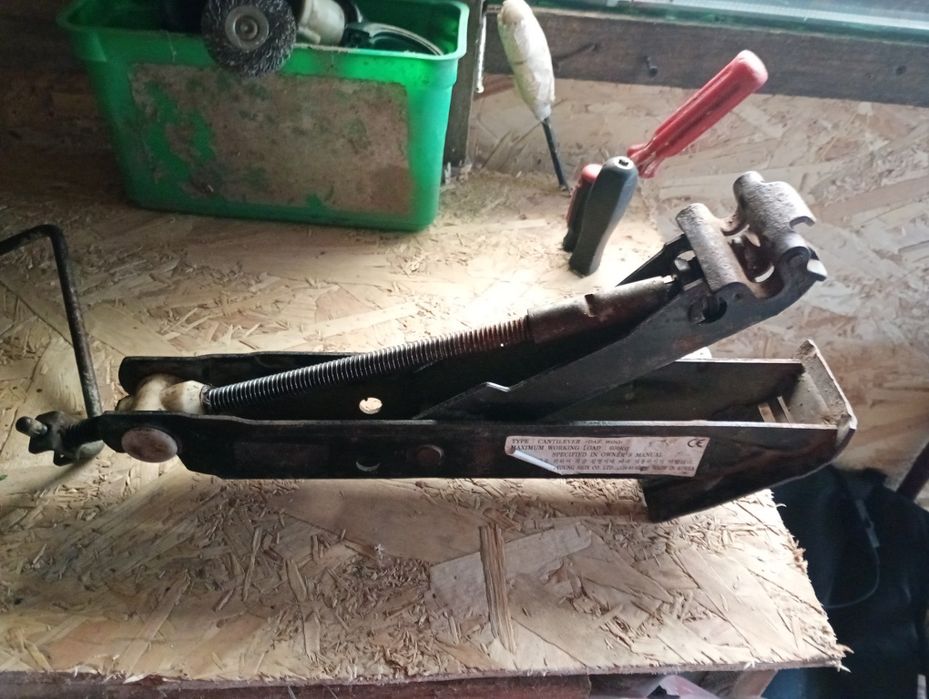 Vând cric auto tip cantilever