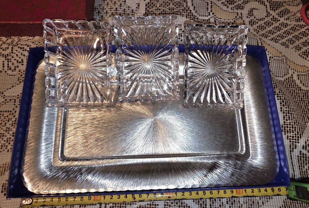 Set tava metal si 3 boluri cristal