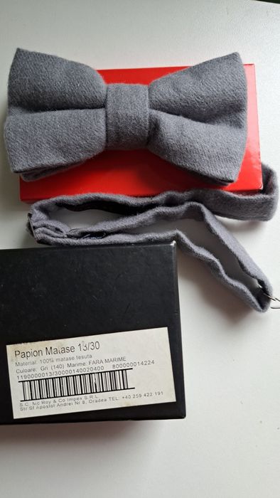 Papion gri matase tesuta