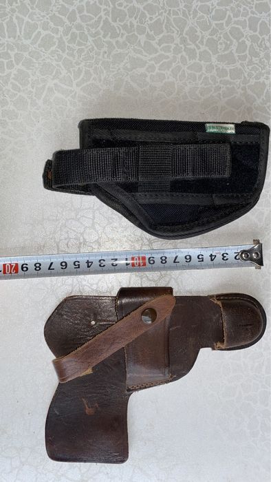 Кобури за пистолет и пълнител.