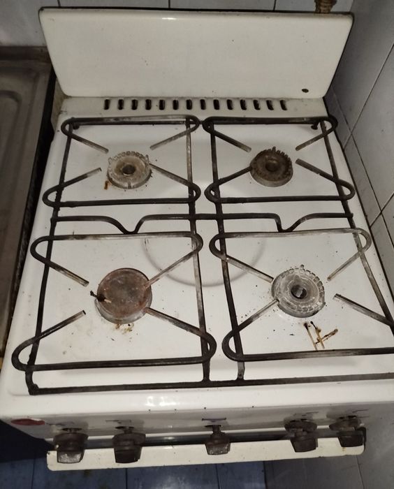 Продаются 2шт, 4х комфорочные газовые плиты.