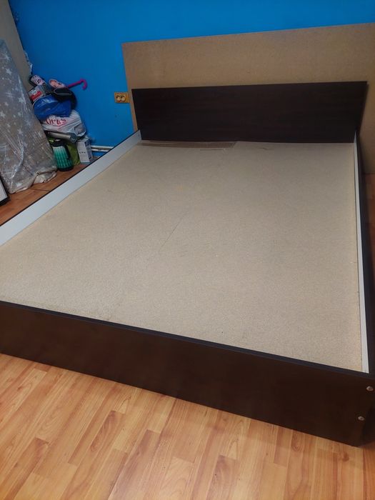 pat  cu saltea dimensiune de 160/200 cm