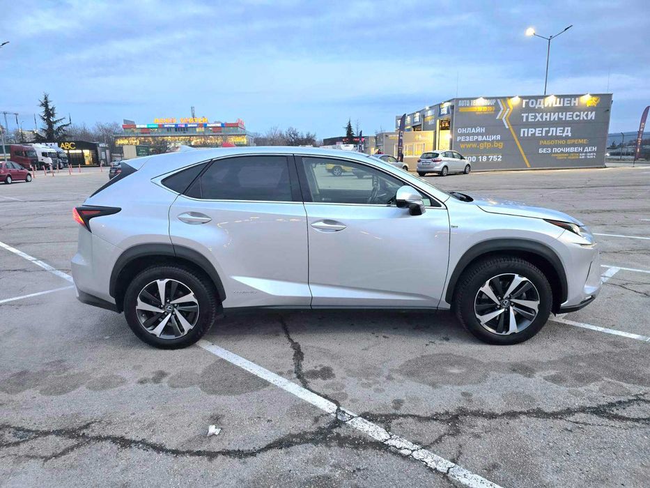 продавам автомобил Lexus