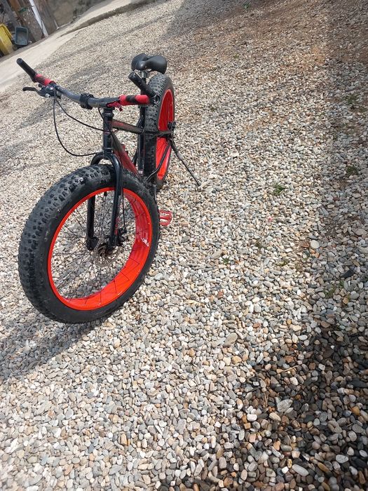 Vând fat bike culoare roșie, roti pe 26/4.0