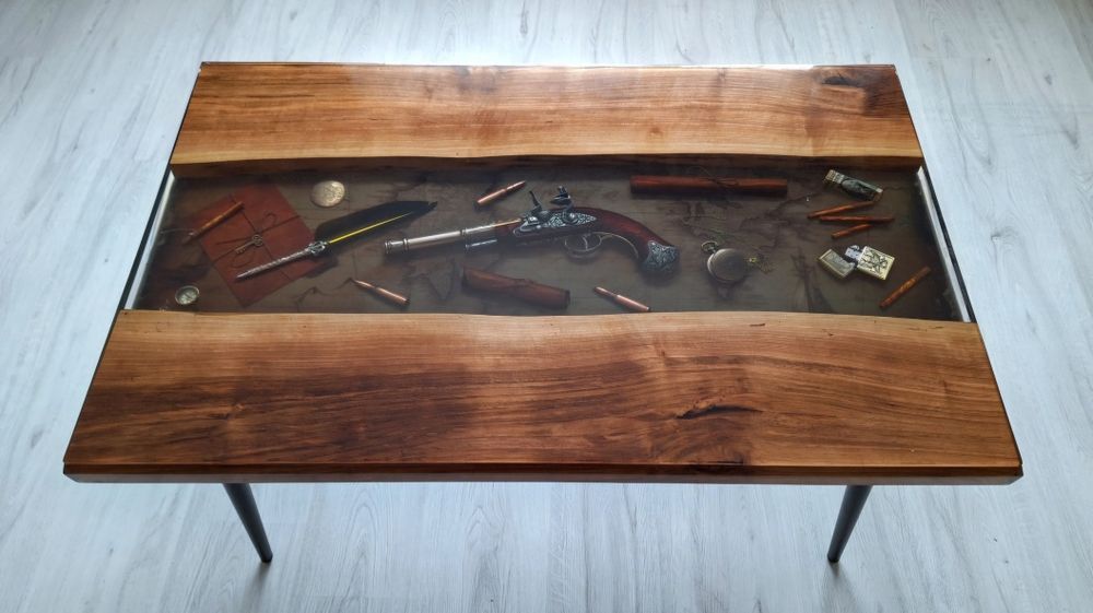 Măsuță din lemn de nuc si rasina epoxidica