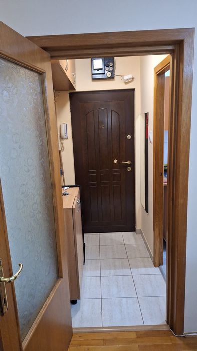 Închiriez apartament cu 2 camere