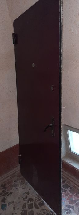 Дверь входной железный в хорошем состоянии. Эшик темир яхши холатда.