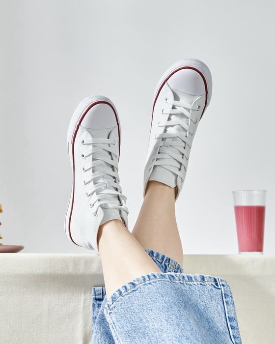 Нови бели кецове