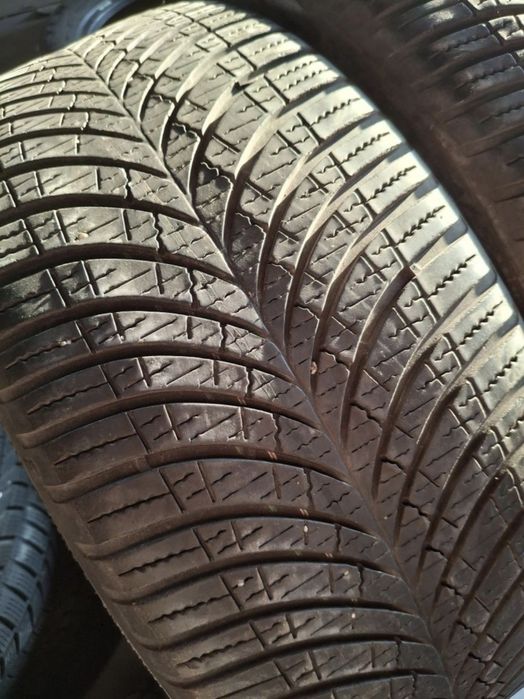 2 Anvelopele All season 215 40 r18 Goodyear