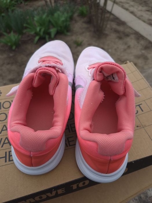 Vând adidași Nike!