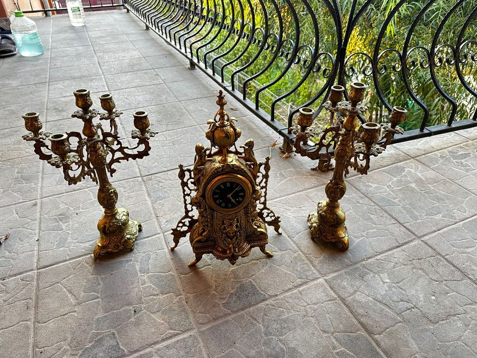 Ceas pentru semineu din bronz cu două sfeșnice