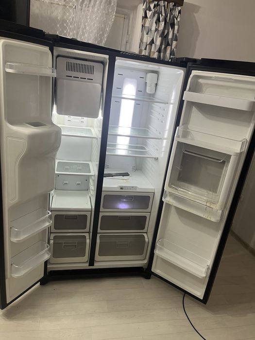 Продам огромный двухдверный холодильник Samsung.