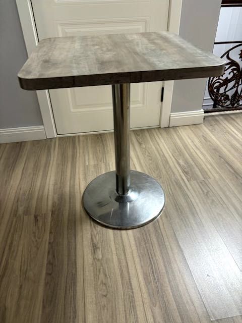 Продам б/у  столы