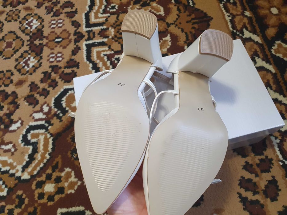 Pantofi albi marime 37