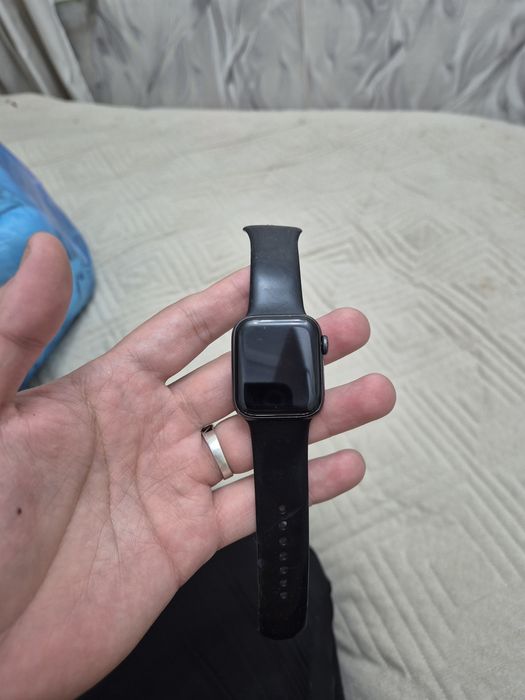 Продам Apple watch se 1 поколения