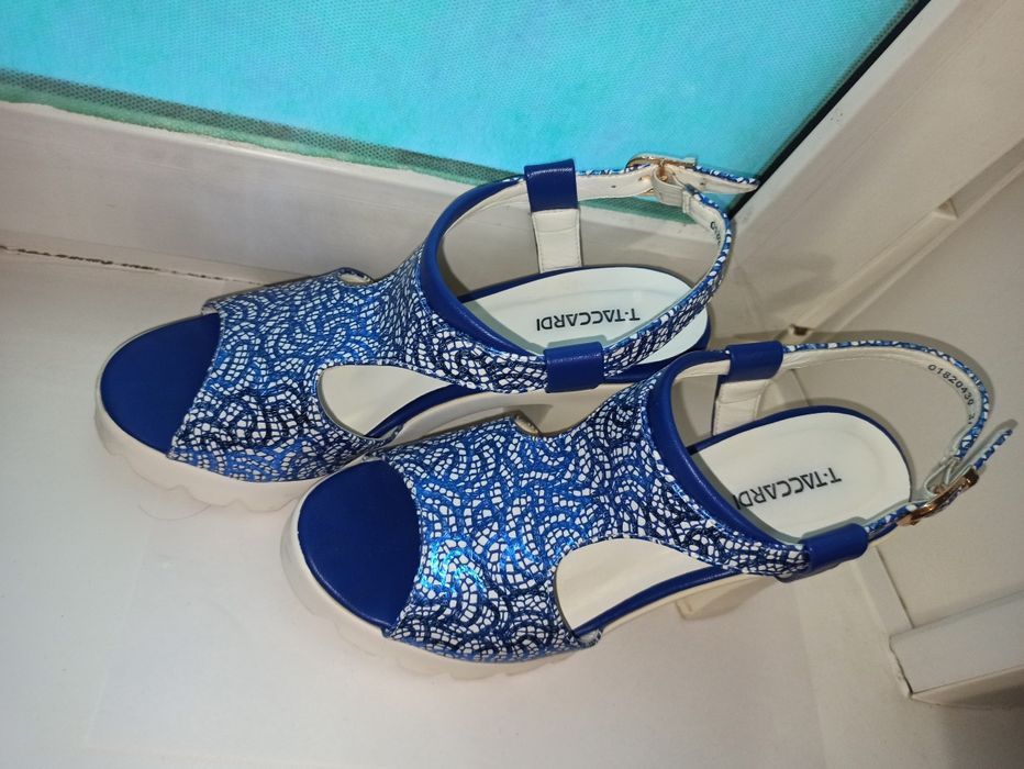 Продам женские босоножки