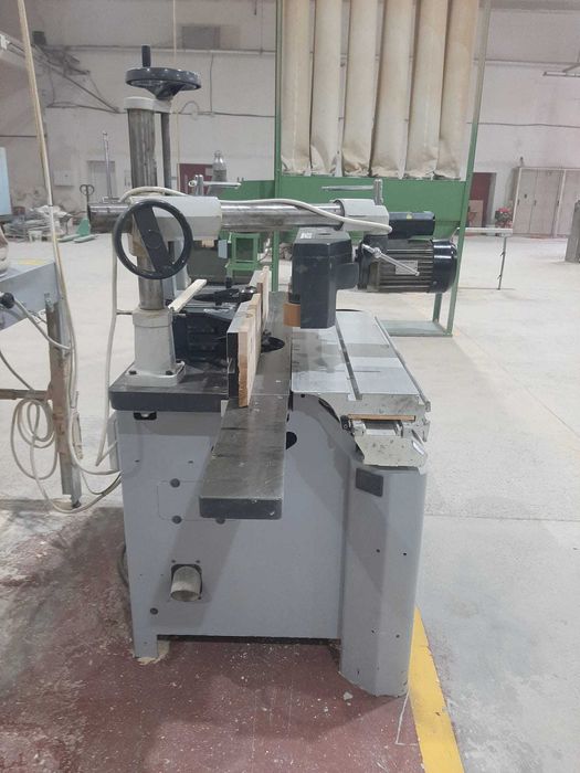 Masina de frezat cu ax inclinabil si avans mecanic