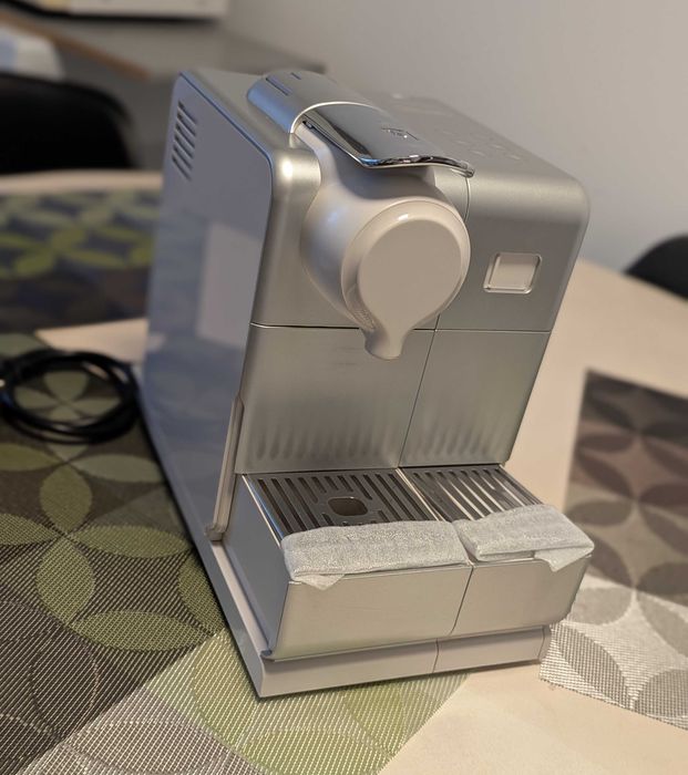 Aparat de Cafea cu capsule Nespresso Delonghi