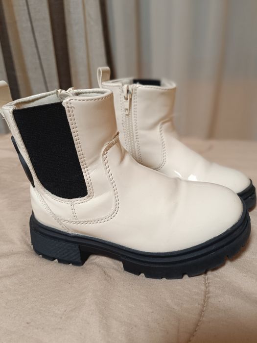 Бели боти Мини Маус