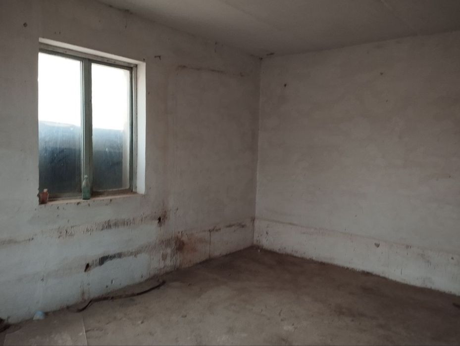 Халкабад базарга жакын жерде имарат сатылады 80м.кв косымша жери жок и