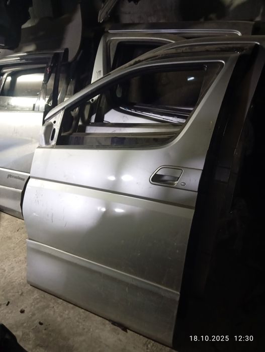 Передняя дверь Nissan Elgrand