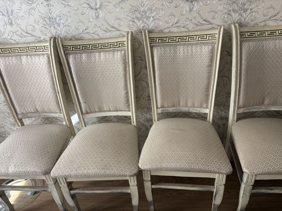 Стол со стульями