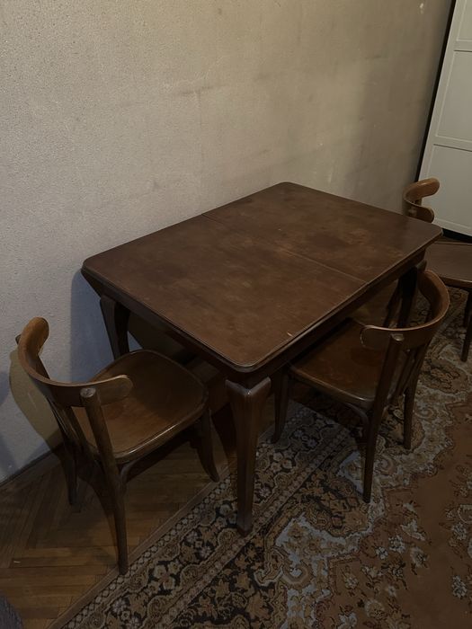 Masă extensibilă din lemn masiv + 4 scaune