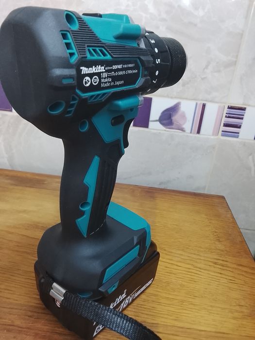 Autofiletanta Makita DDF487 cu o baterie de 6a Nou