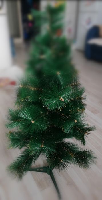 Ёлку и украшения