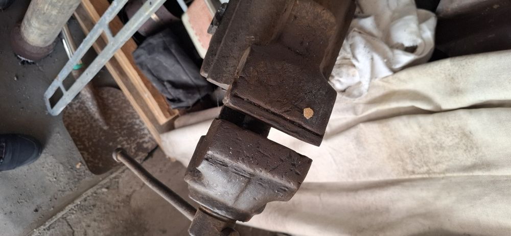 Продам тиски большие