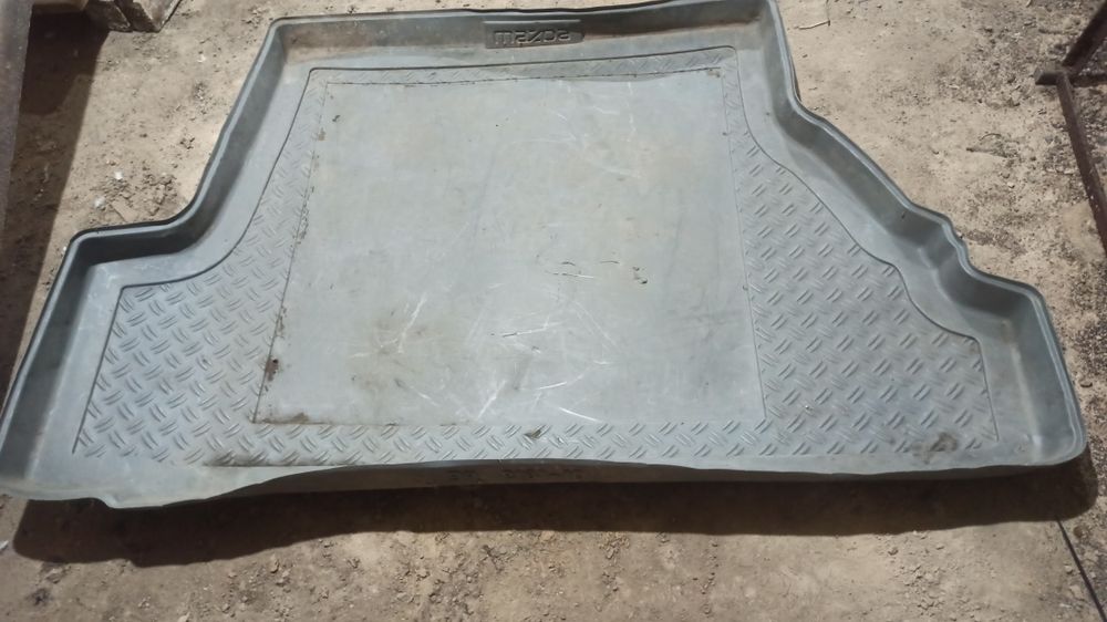 Полик багажник на Мазду