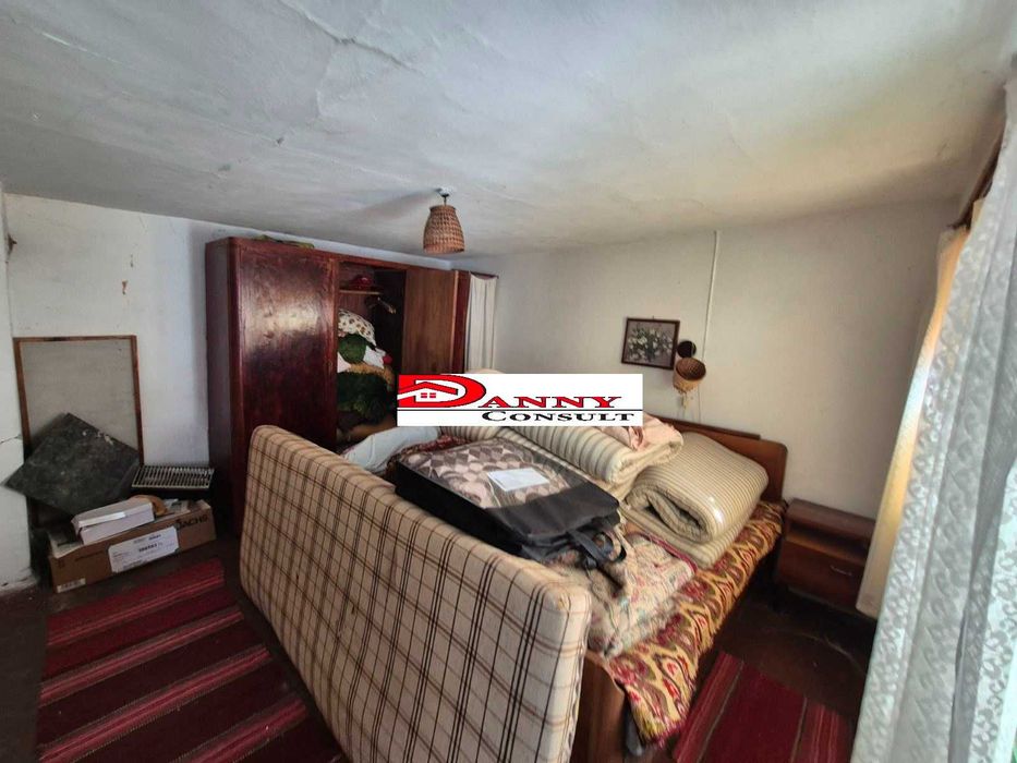 Къща на две нива с двор и кладенец в гр. Сухиндол