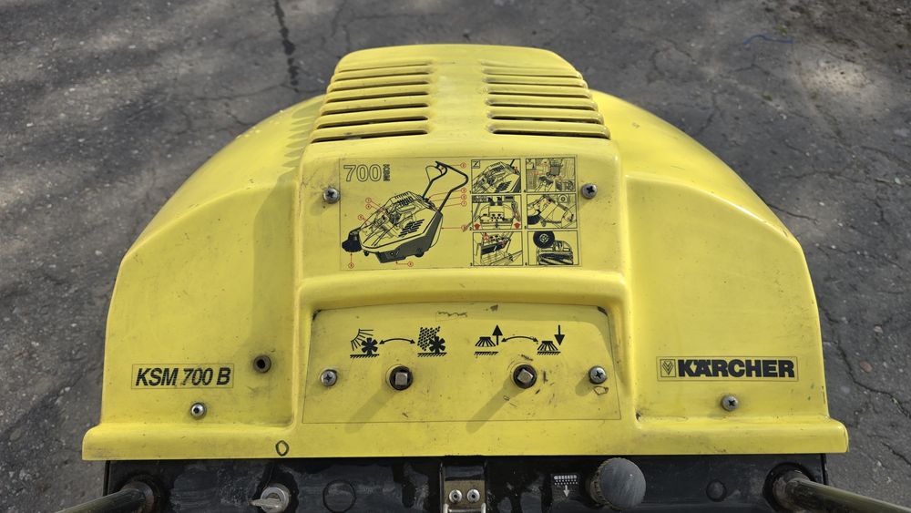 Vând aspirator de curte Karcher  KSM 700 B 2004