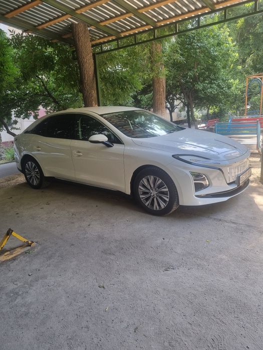 Продаю свой Hongqi e-qm5, 500 км запас хода. В отличном состоянии.