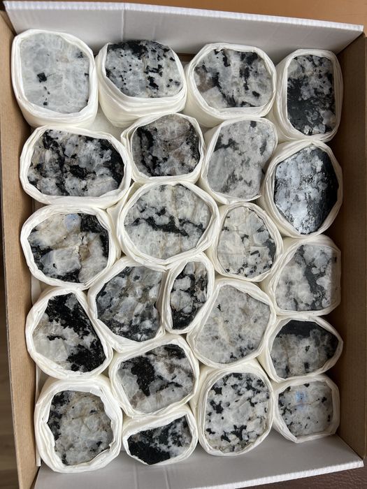 Кутия лунен камък