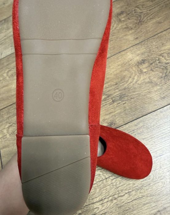 Красные замшивые балетки