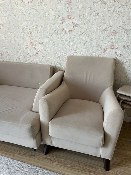 Срочно продам диван с креслами